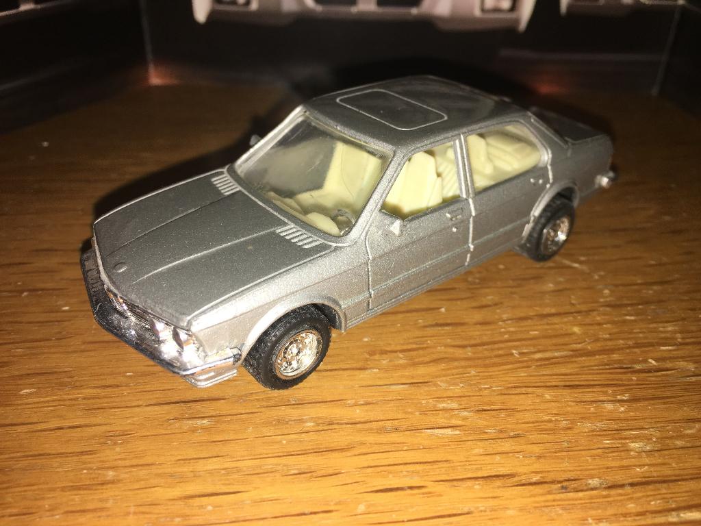 BMW 7 serie E23 zilvergrijs met frictiemotor 1:43, Ophalen of Verzenden, Zo goed als nieuw, Auto, Overige merken