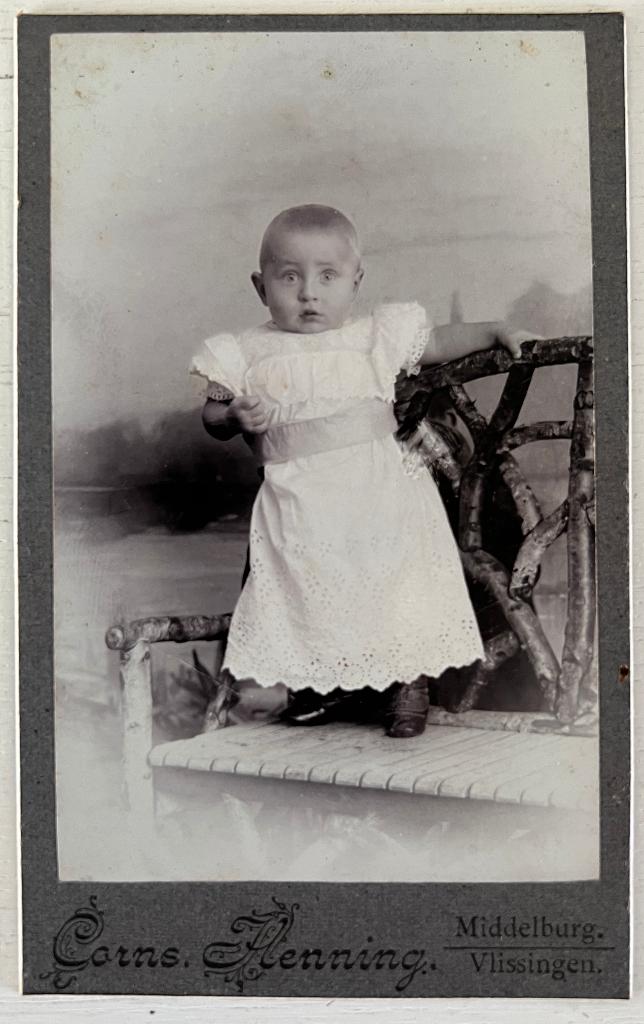 CDV Jongetje op bankje - Fotogr. Corns. Henning Middelburg, Gebruikt, Foto, Ophalen of Verzenden, Voor 1940