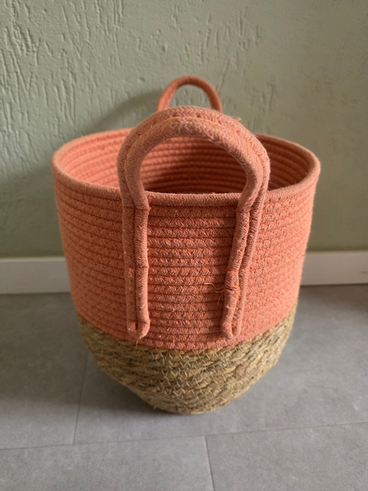 Leuke zalm/oranje mand.  mand 25x30h,, Ophalen, Rond, Riet