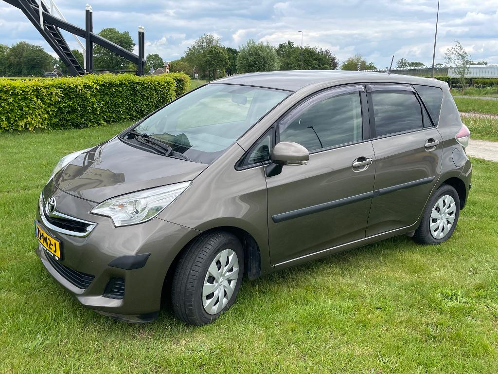 Toyota Verso-S 1.3 Vvt-i Multidrive CVT 2014 Bruin, Auto's, Euro 5, Stof, Zwart, 4 cilinders