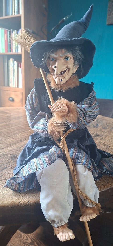Decoratieve Heks Pop met Bezem - Halloween Decoratie, Meerkleurig, Overige stijlen, Ophalen of Verzenden, Zo goed als nieuw