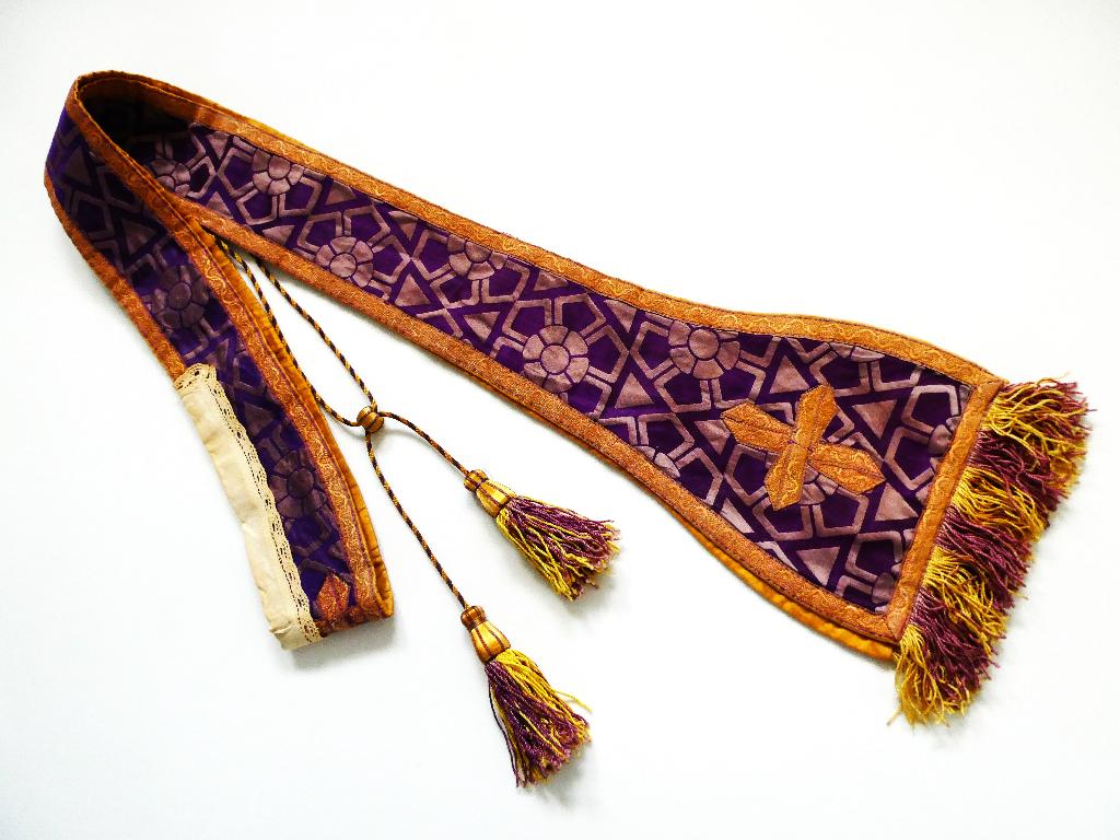 Liturgische kleding stola paars lila brokaat lint ca. 1900, Ophalen of Verzenden