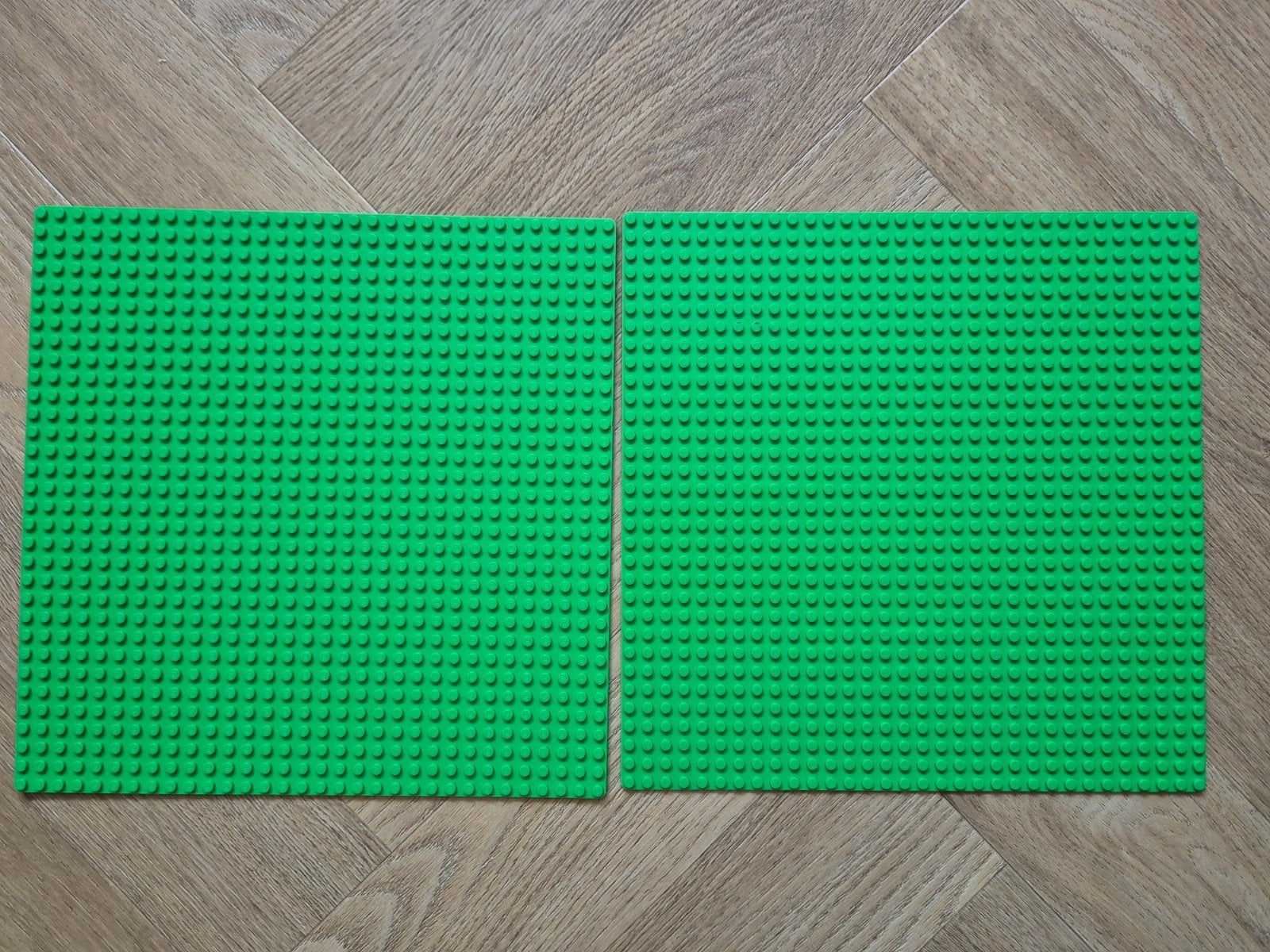2 licht groene lego bouwplaten grondplaten baseplates 32x32, Lego, Ophalen of Verzenden, Compleet, Grondplaat