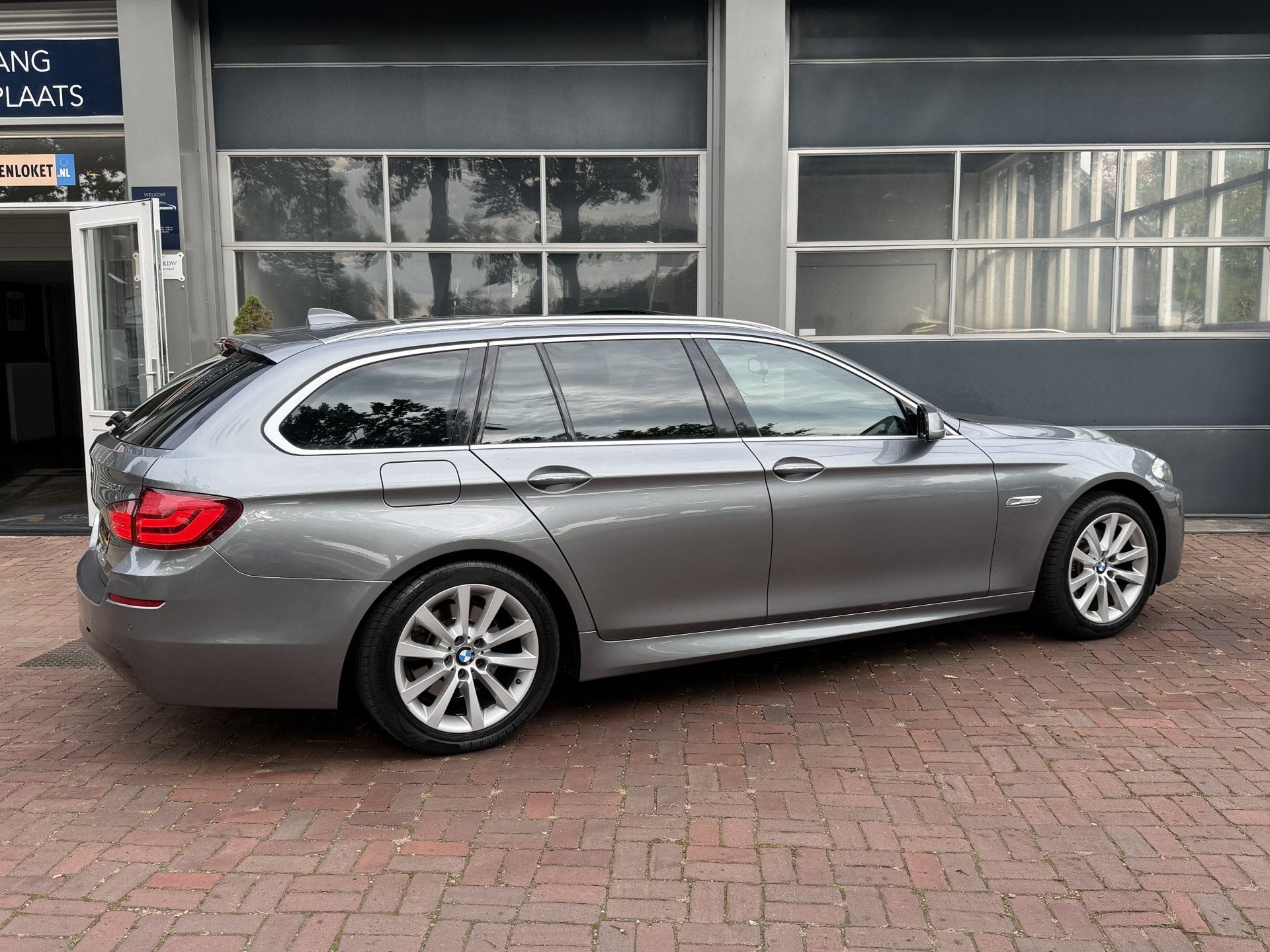 BMW 5 Serie Touring 523i High Executive Bj 2011 Trekhaak 200, Auto's, Achterwielaandrijving, Gebruikt, Zwart, 2000 kg