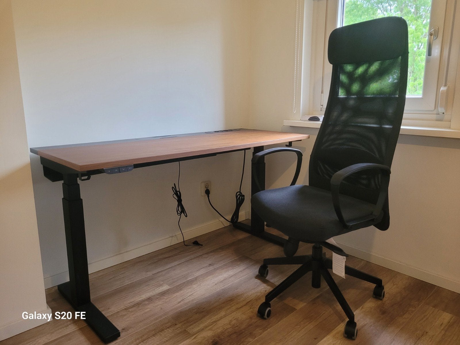 Ikea elektrisch zit-sta bureau 140x60x75 cm z.g.a.n., Huis en Inrichting, Bureaus, Ophalen, Zit-sta bureau, Zo goed als nieuw