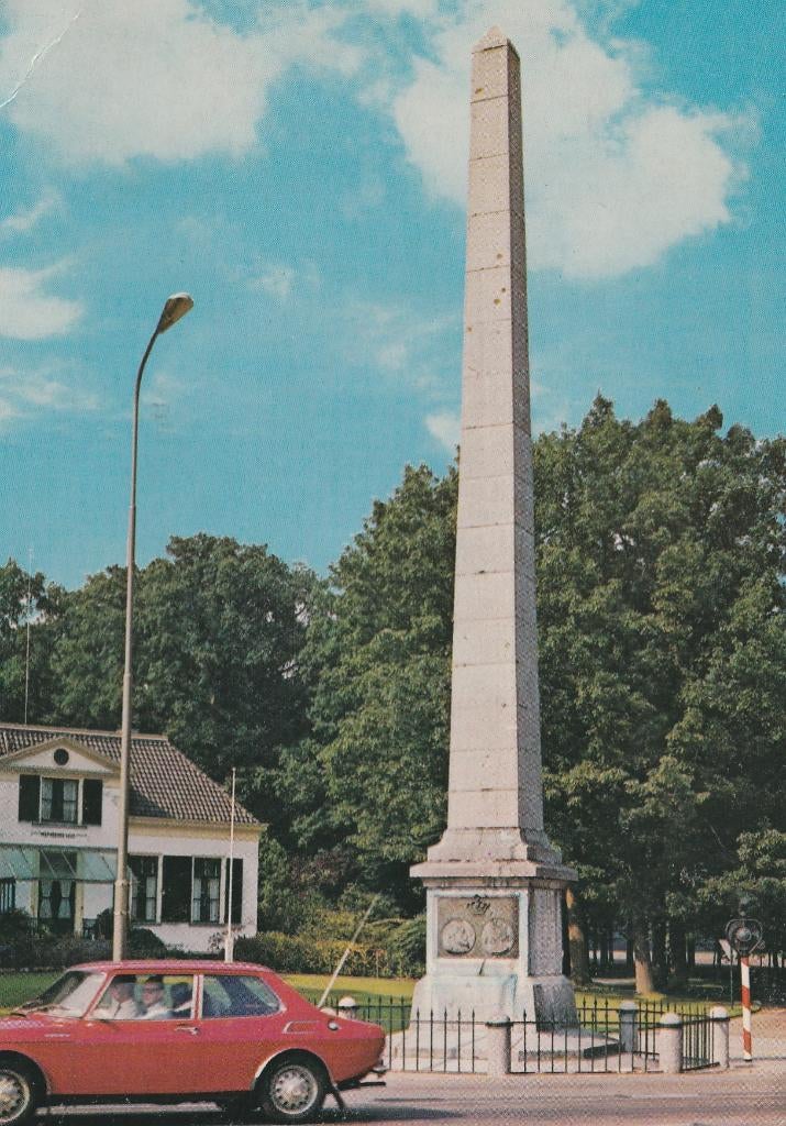 APELDOORN Gedenknaald met Saab, Verzenden, 1960 tot 1980, Gelopen, Gelderland