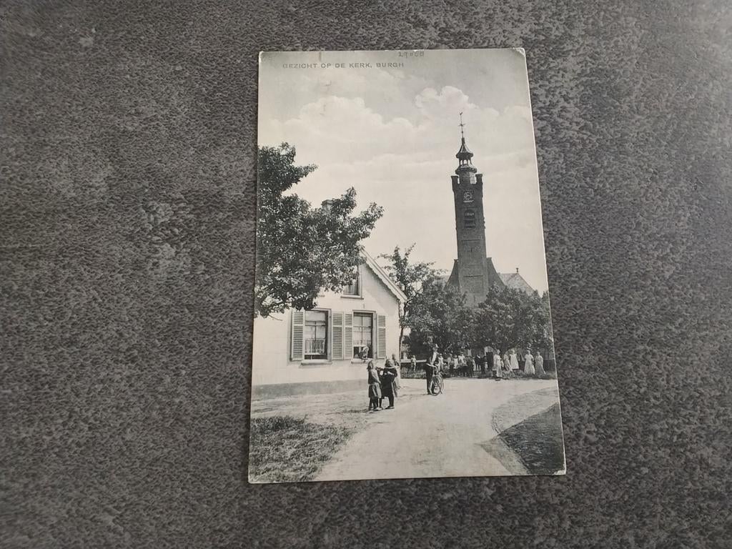Burgh Haamstede gezicht op de kerk met veel volk ca 1920, Ophalen of Verzenden, Voor 1920, Ongelopen, Zeeland