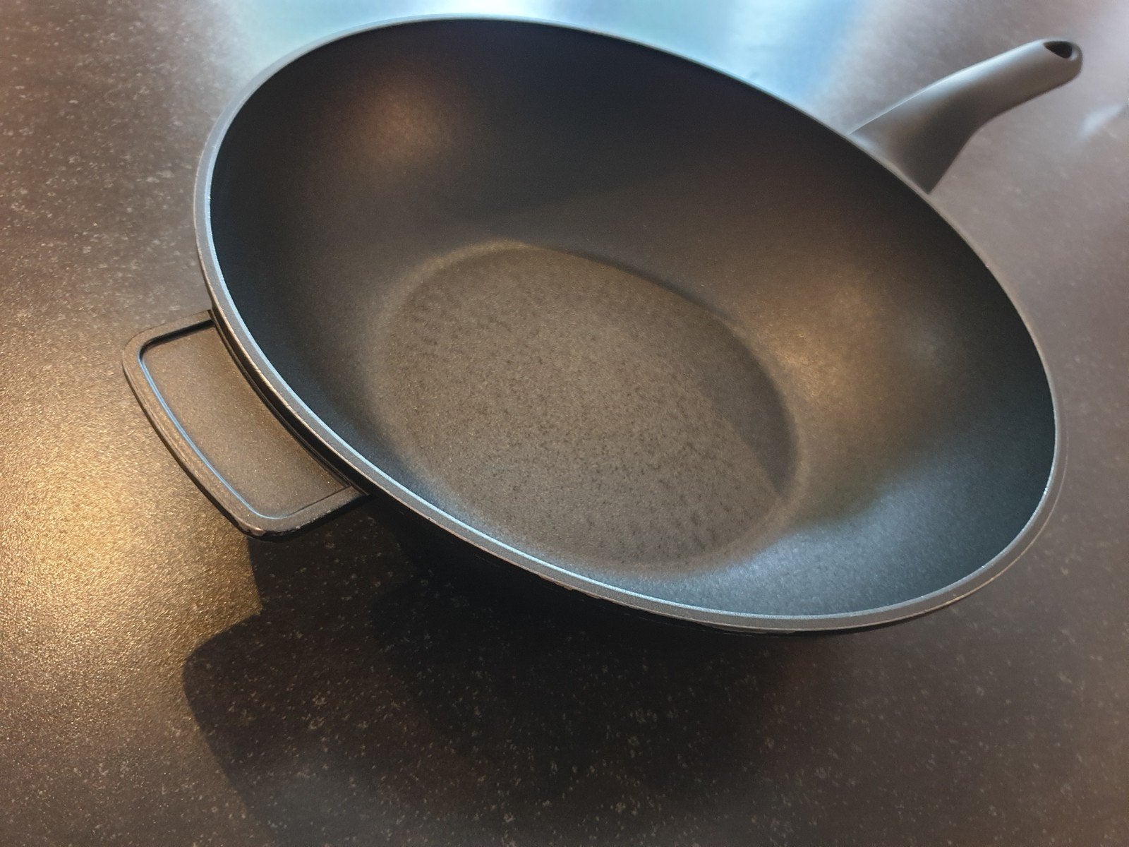 Grote wokpan, 32 cm. met steel en handvat en anti aanbaklaag, Ophalen, Wok