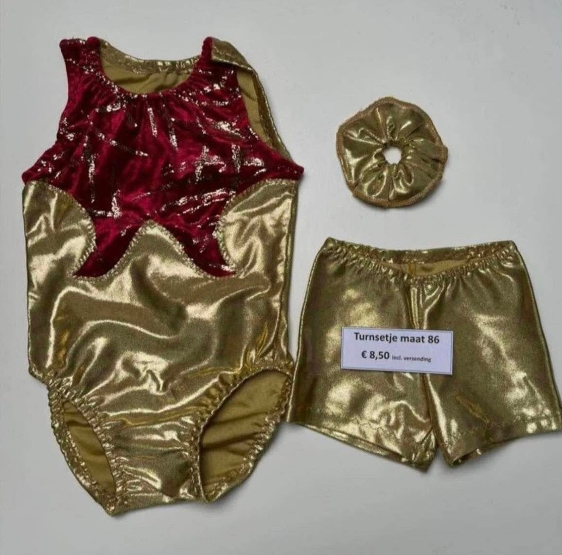 Goudkleurig turnsetje maat 86 met rood fluweel, Sport en Fitness, Nieuw, Ophalen of Verzenden, Goud, Kleiner dan kindermaat 122