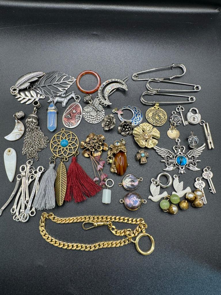Diverse sieradenonderdelen en bedels, Sieraden, Tassen en Uiterlijk, Armbanden, Gebruikt, Overige kleuren, Ophalen of Verzenden