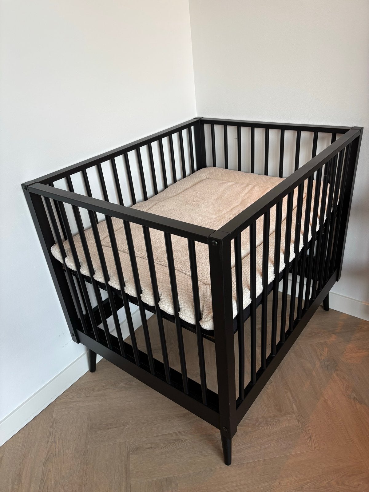 Zwarte box met matras (boxkleed en boxzak optioneel), Ophalen, Zo goed als nieuw, Rechthoekig, Boxkleed