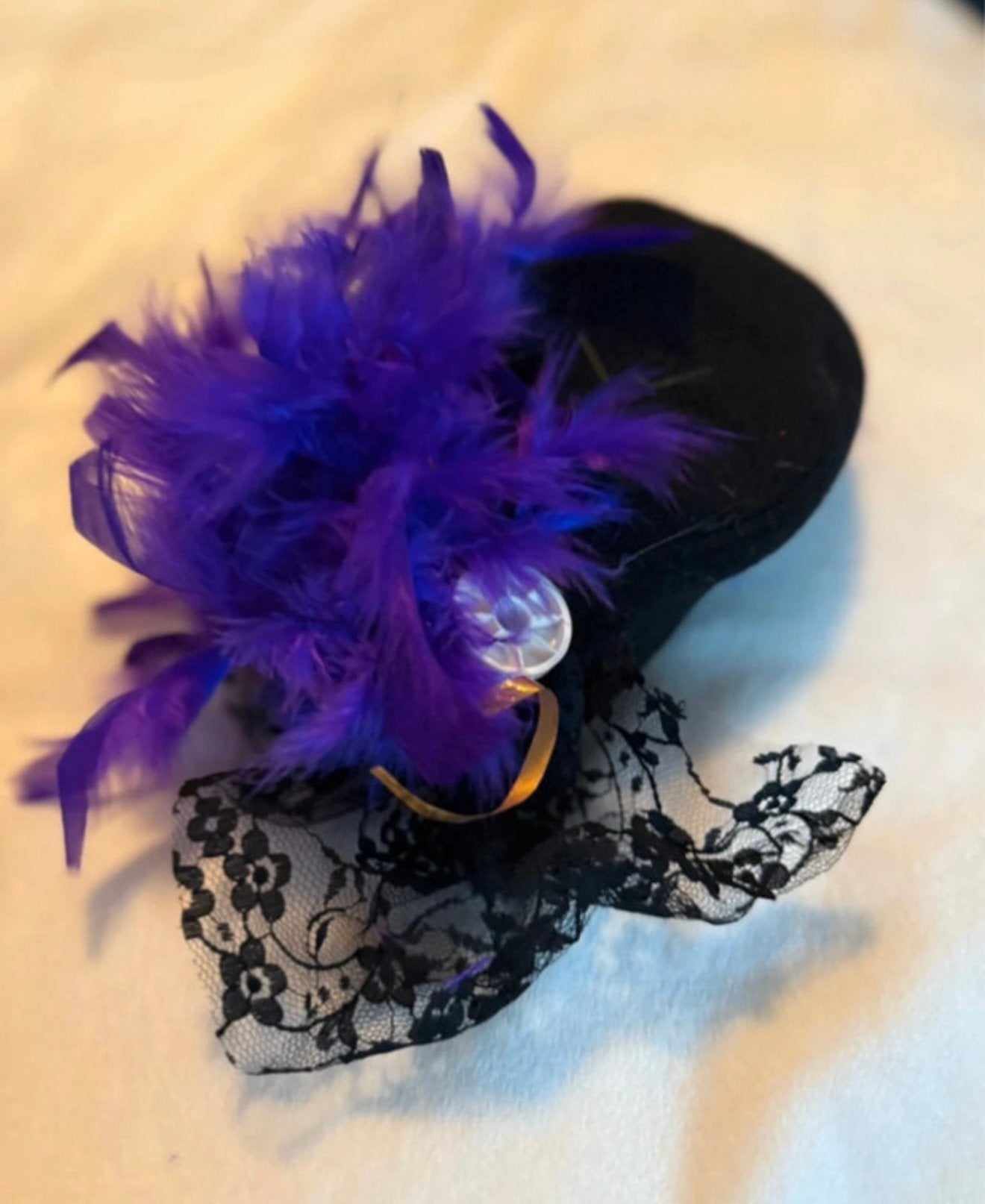Elegante zwarte hoedje met paarse veren, Ophalen of Verzenden, Zo goed als nieuw, One size fits all