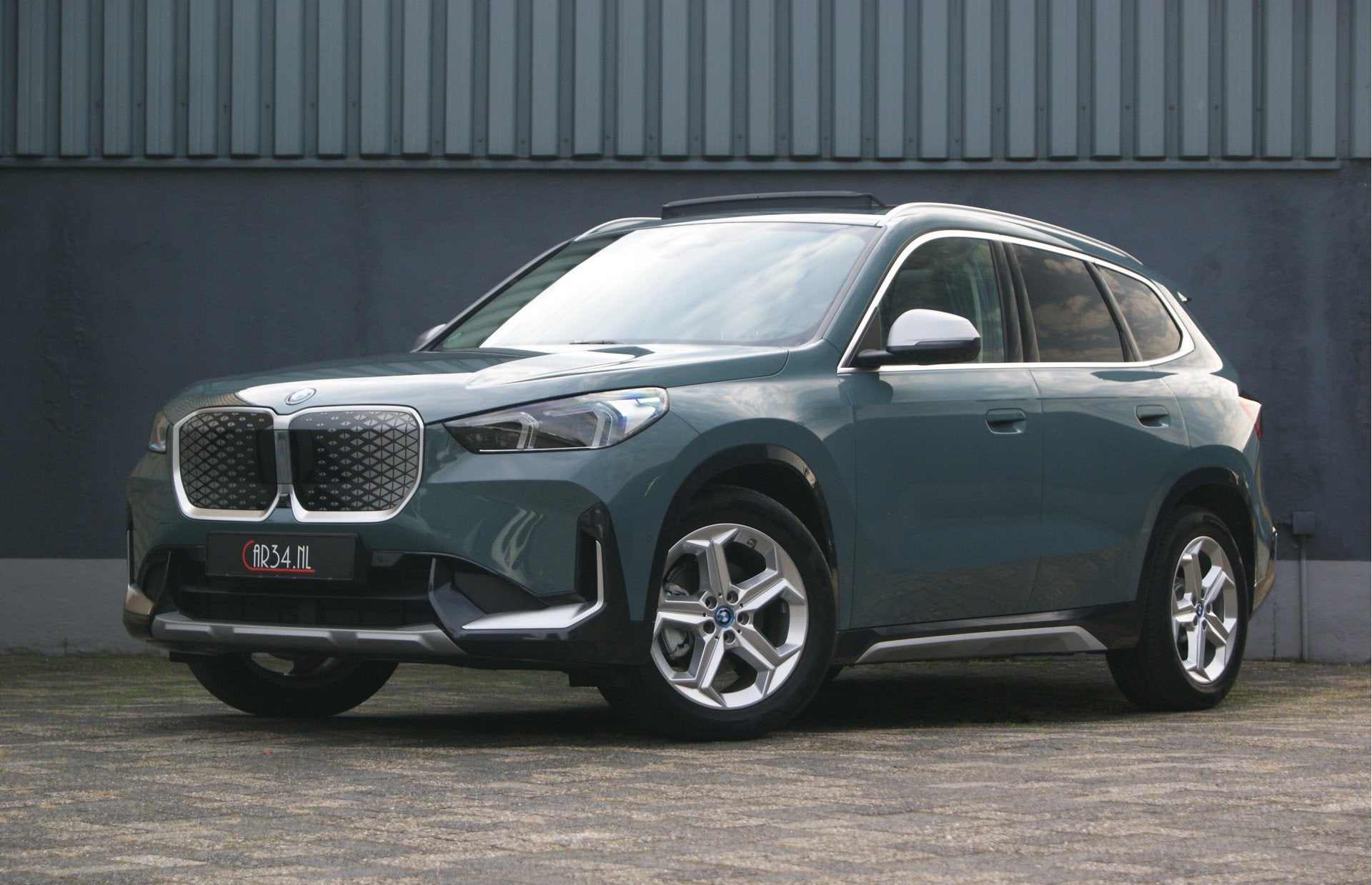 BMW iX1 eDrive20 67 kWh 204PK X-Line Panoramadak/Leer/Harman, Gebruikt, 204 pk, SUV of Terreinwagen, Automatische klimaatregeling