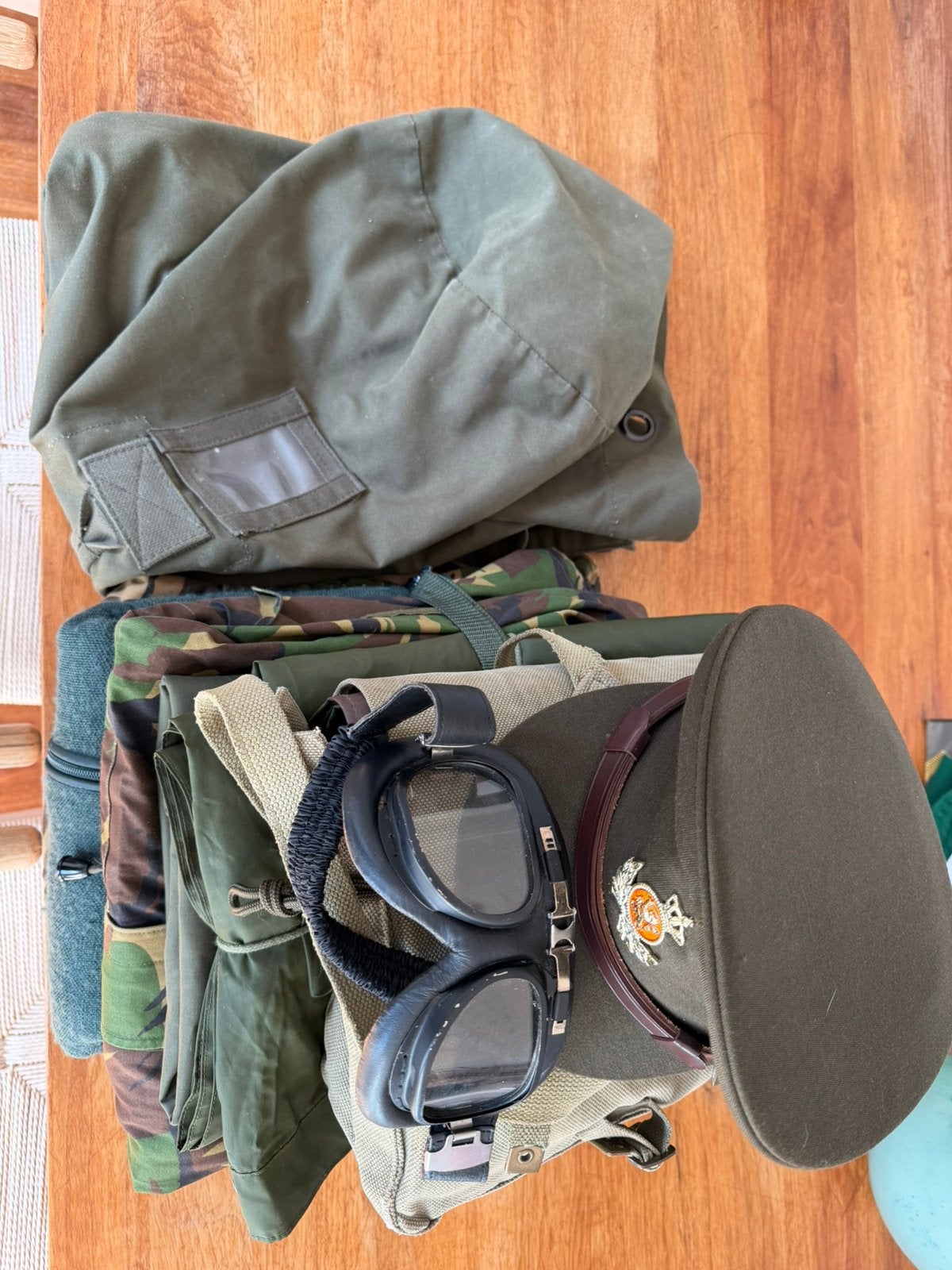 Plunjezak(19 stuks o.a. Gore-Tex Parka's, Baretten, Petten), Ophalen of Verzenden, Landmacht, Nederland, Kleding of Schoenen