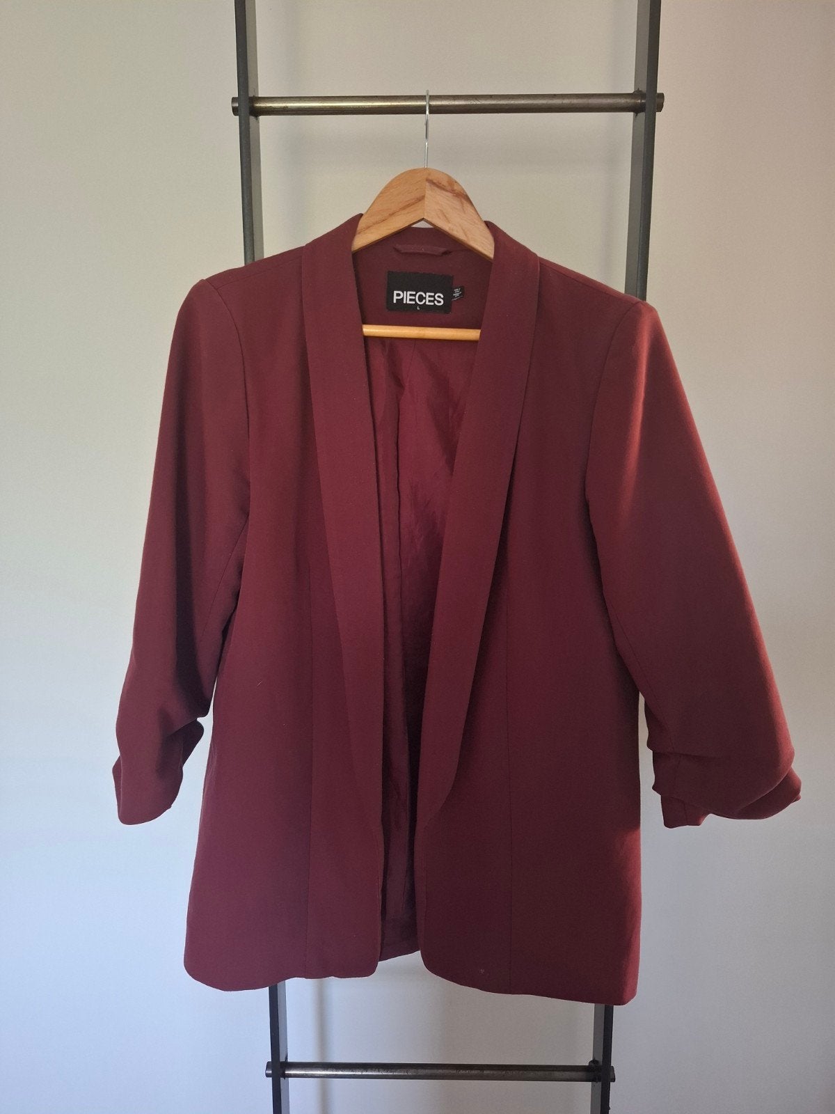 Mooie bordeauxrode blazer van het merk Pieces in maat L., Ophalen of Verzenden, Zo goed als nieuw