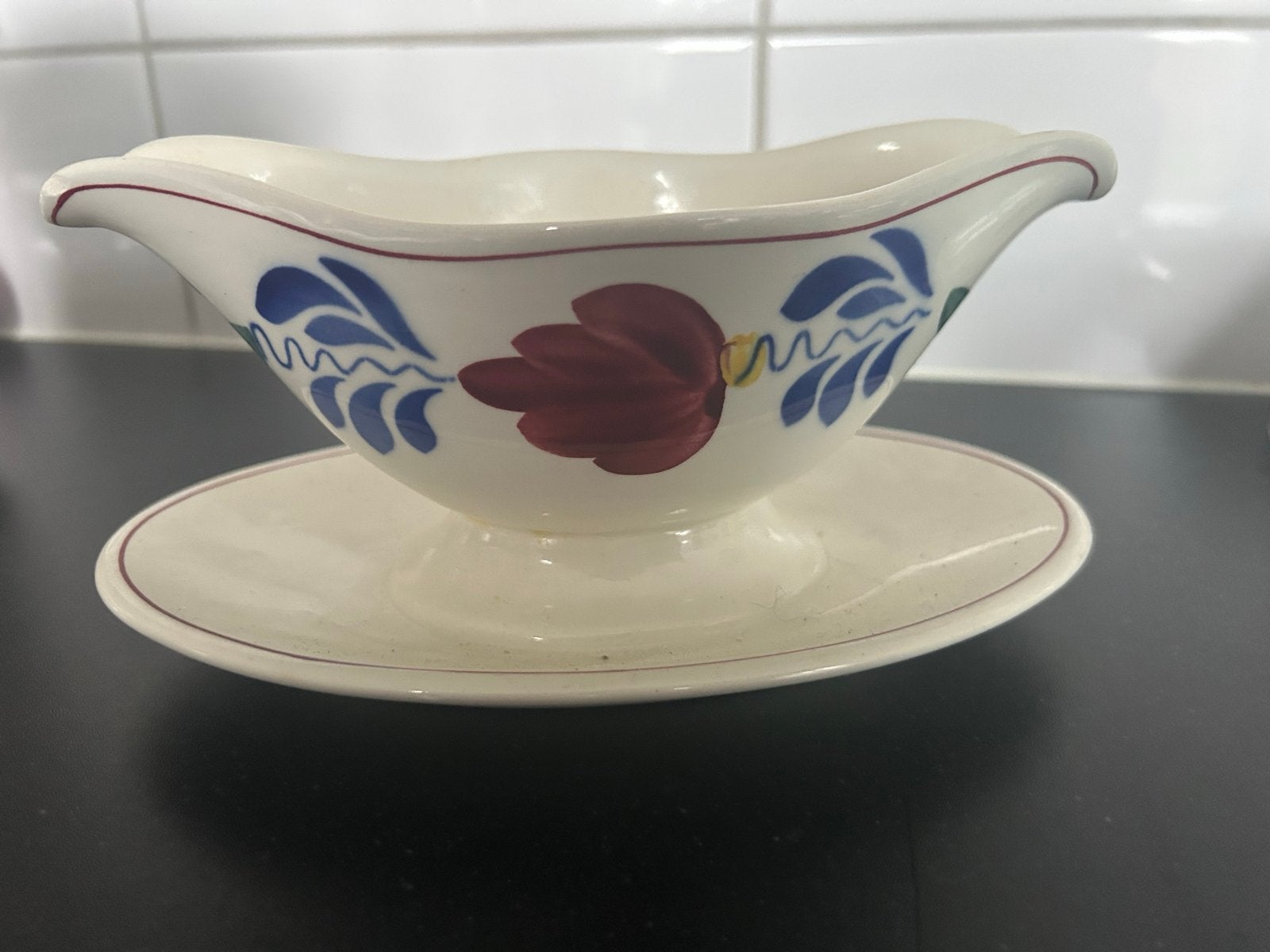 Boch Frères Keramis Delfts Blauw Sauskom met Schotel, Ophalen of Verzenden