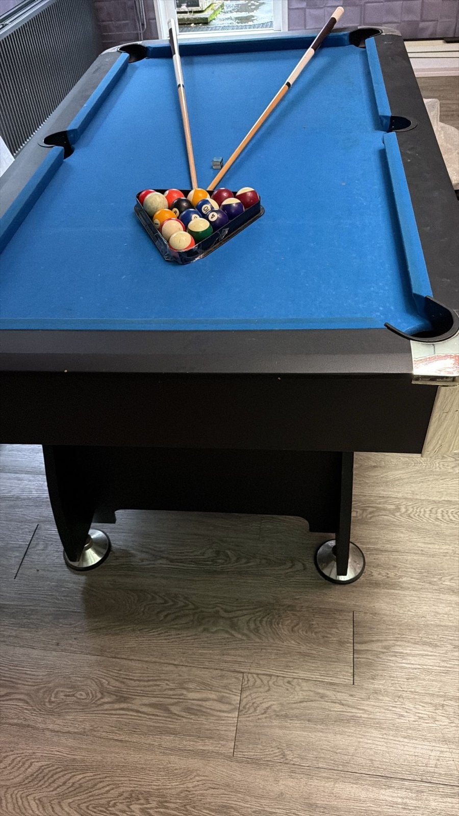 Pooltafel met keuen en ballen, Sport en Fitness, Biljarten en Poolen, Ophalen of Verzenden, Zo goed als nieuw, Pooltafel