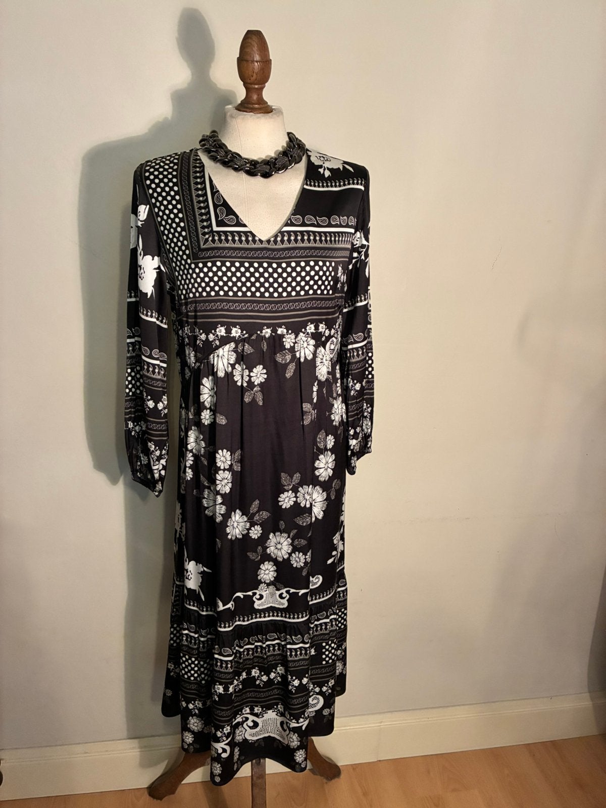 MUCHO GUSTO DRESS MIDI BLACK/WHITE, Overige kleuren, Verzenden, Zo goed als nieuw, Maat 36 (S)