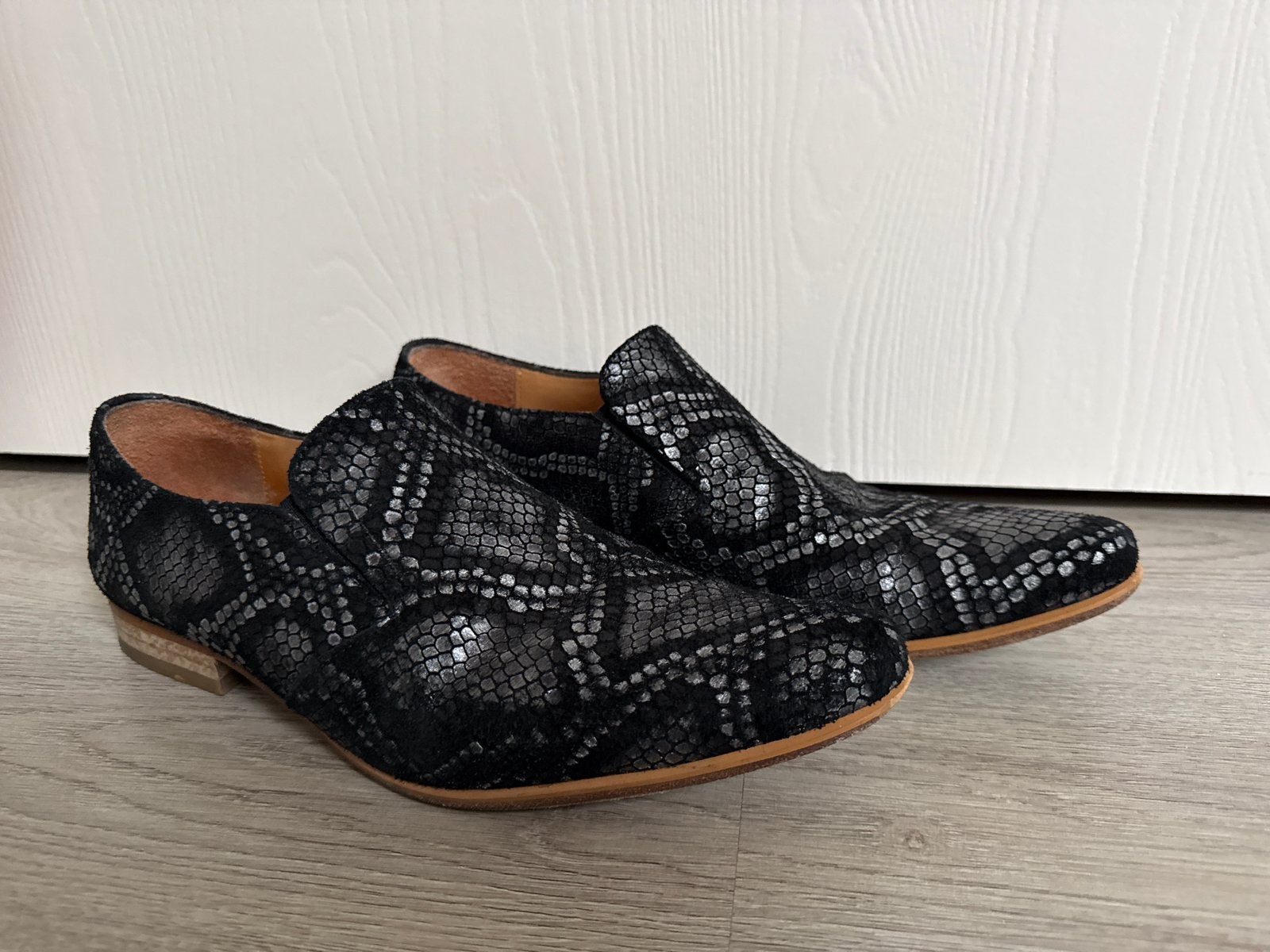 Zwarte/zilver leren instappers met slangenprint - Mt 42, Ophalen of Verzenden, Gedragen, Zwart, Loafers