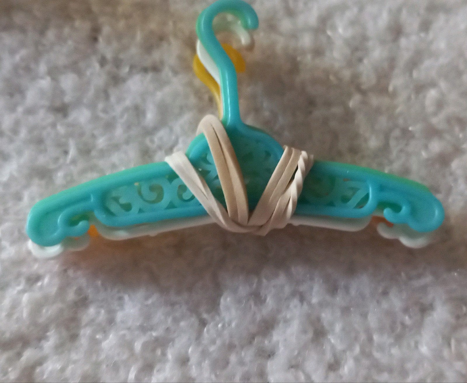 Barbie kleding hangertjes, Ophalen of Verzenden, Zo goed als nieuw, Kleertjes