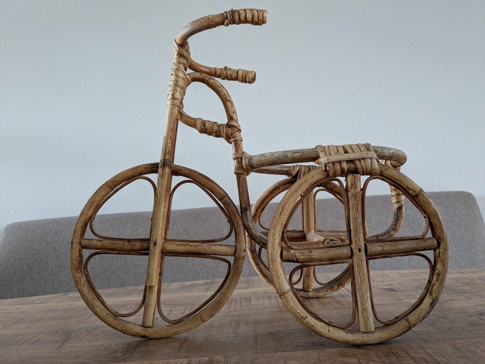 Rotan fiets plantenbak - Vintage decoratie, Vintage, Gebruikt, Ophalen of Verzenden, Natuurlijk materiaal
