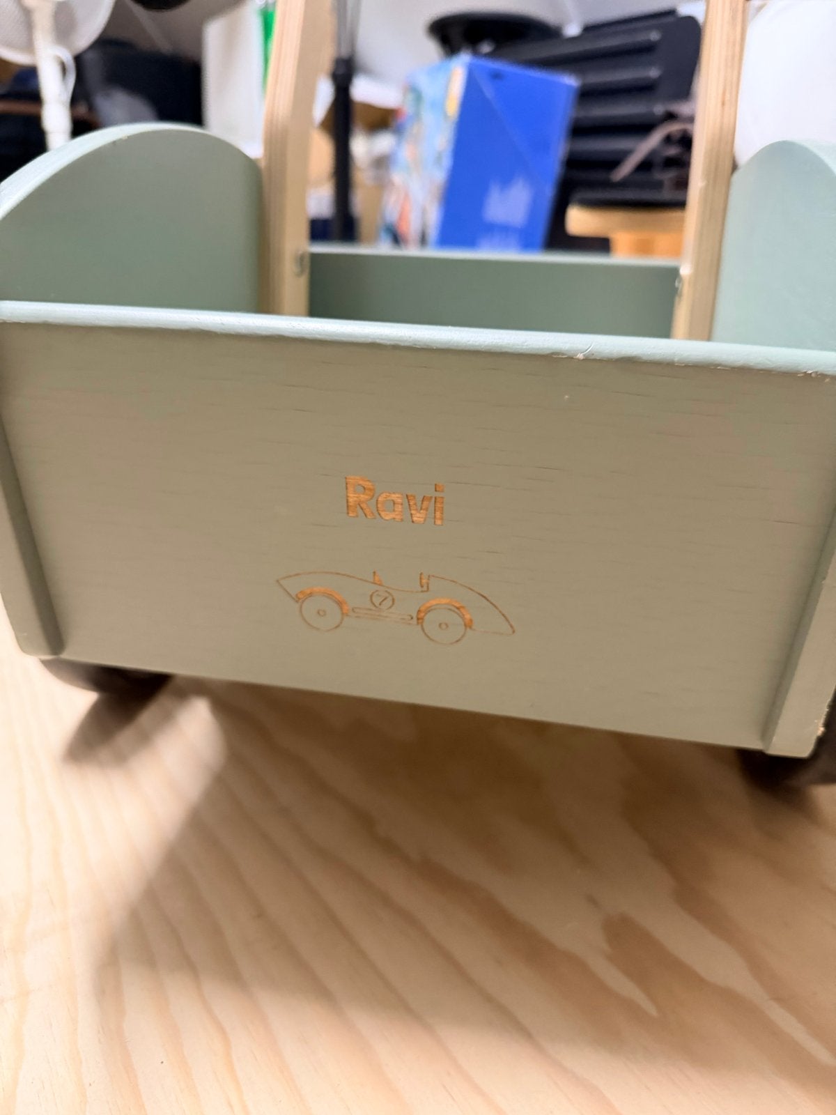 Foto 2 van Houten loopfiets/loopauto met bakje - Ravi