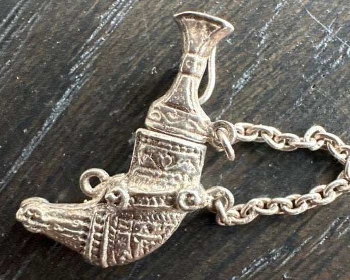 Zilveren Bedel / hanger van mes in schede gemerkt 925, Ophalen of Verzenden, Zo goed als nieuw, Zilver, Overige merken