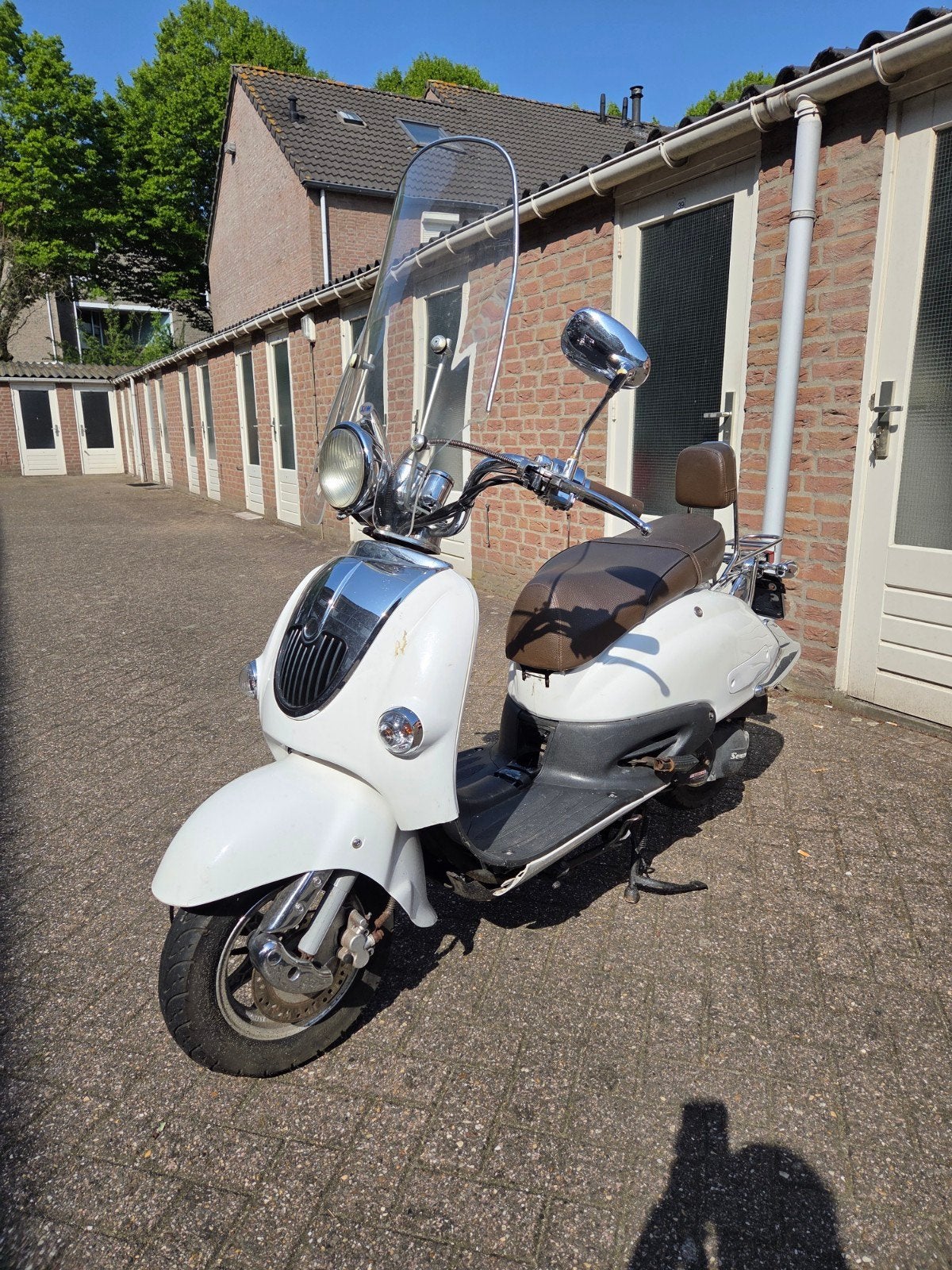 Retro Scooter met Geel Kenteken - Wit, Fietsen en Brommers, Scooters | SYM, Ophalen, Gebruikt, Benzine, Overige modellen