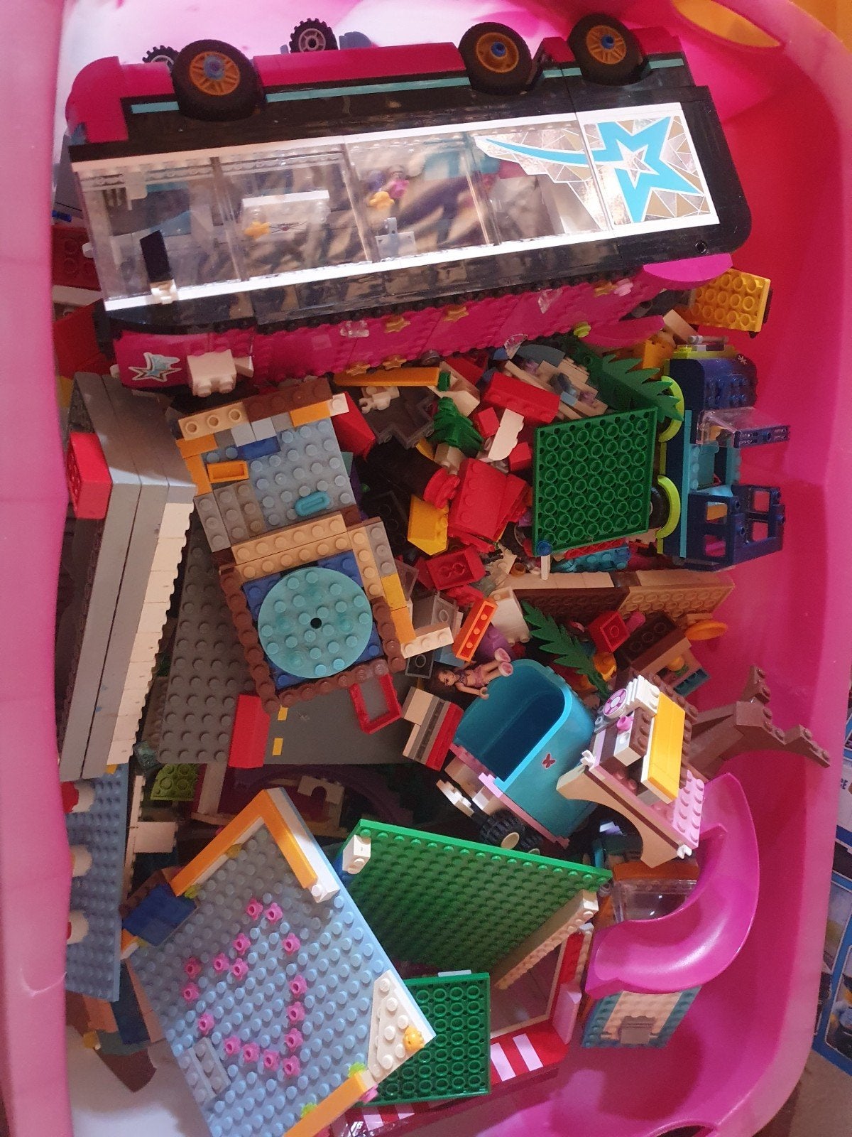 Grote bak Lego Friends met diverse sets en instructies, Ophalen, Zo goed als nieuw