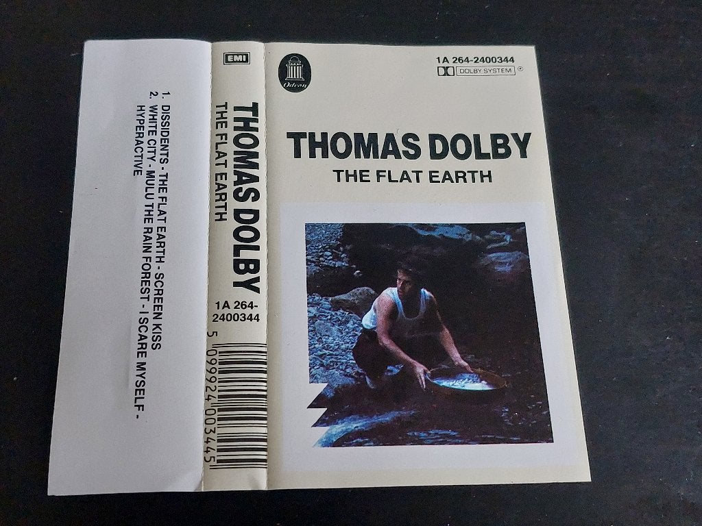 THOMAS DOLBY - THE FLAT EARTH (MC), 1 bandje, Ophalen of Verzenden, Zo goed als nieuw, Origineel