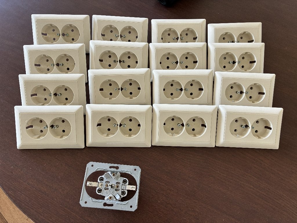 JUNG Double Sockets with 16 New Mechanisms, Ophalen of Verzenden, Gebruikt, Jung, Stopcontact