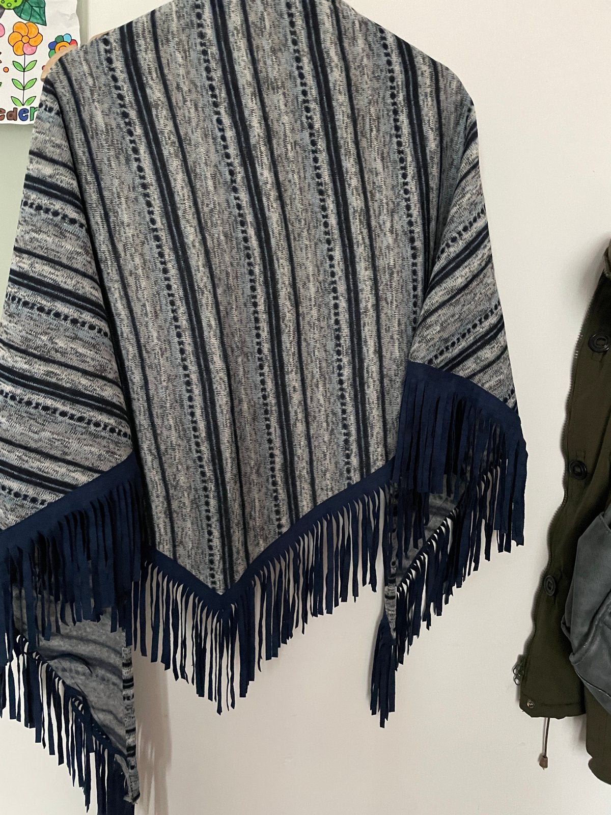 Stijlvolle poncho met franjes, grijs blauw gestreept, Ophalen of Verzenden, Zo goed als nieuw, Maat 38/40 (M), Grijs
