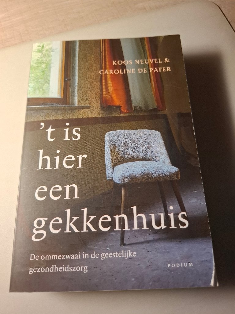 Boek - 't is hier een gekkenhuis, Ophalen of Verzenden, Gelezen, Overige onderwerpen