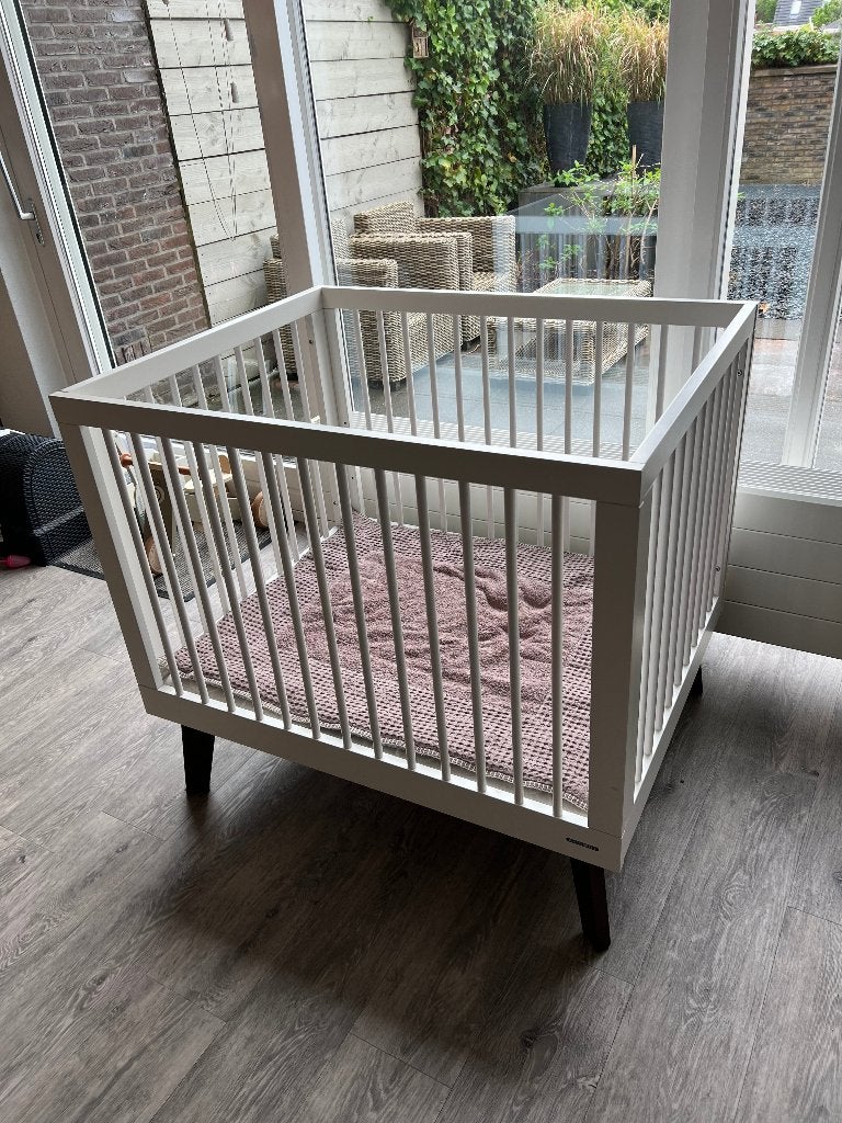 Kidsmill Sixties Box Wit/Walnoot (incl. matras+Koeka kleed), Ophalen, Gebruikt, Rechthoekig, In hoogte verstelbaar