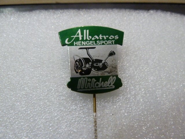 Vintage Albatros Hengelsport Mitchell Speldje, Ophalen of Verzenden, Gebruikt, Merk, Speldje of Pin