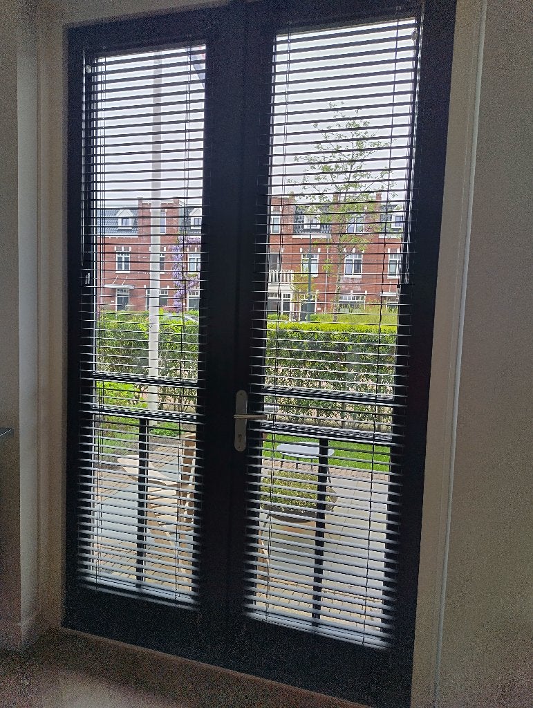 Luxaflex megaview jaloezieen zwart (25 mm), € 50,00-€ 65,00, Ophalen, Gebruikt, Zwart, Koordbediening