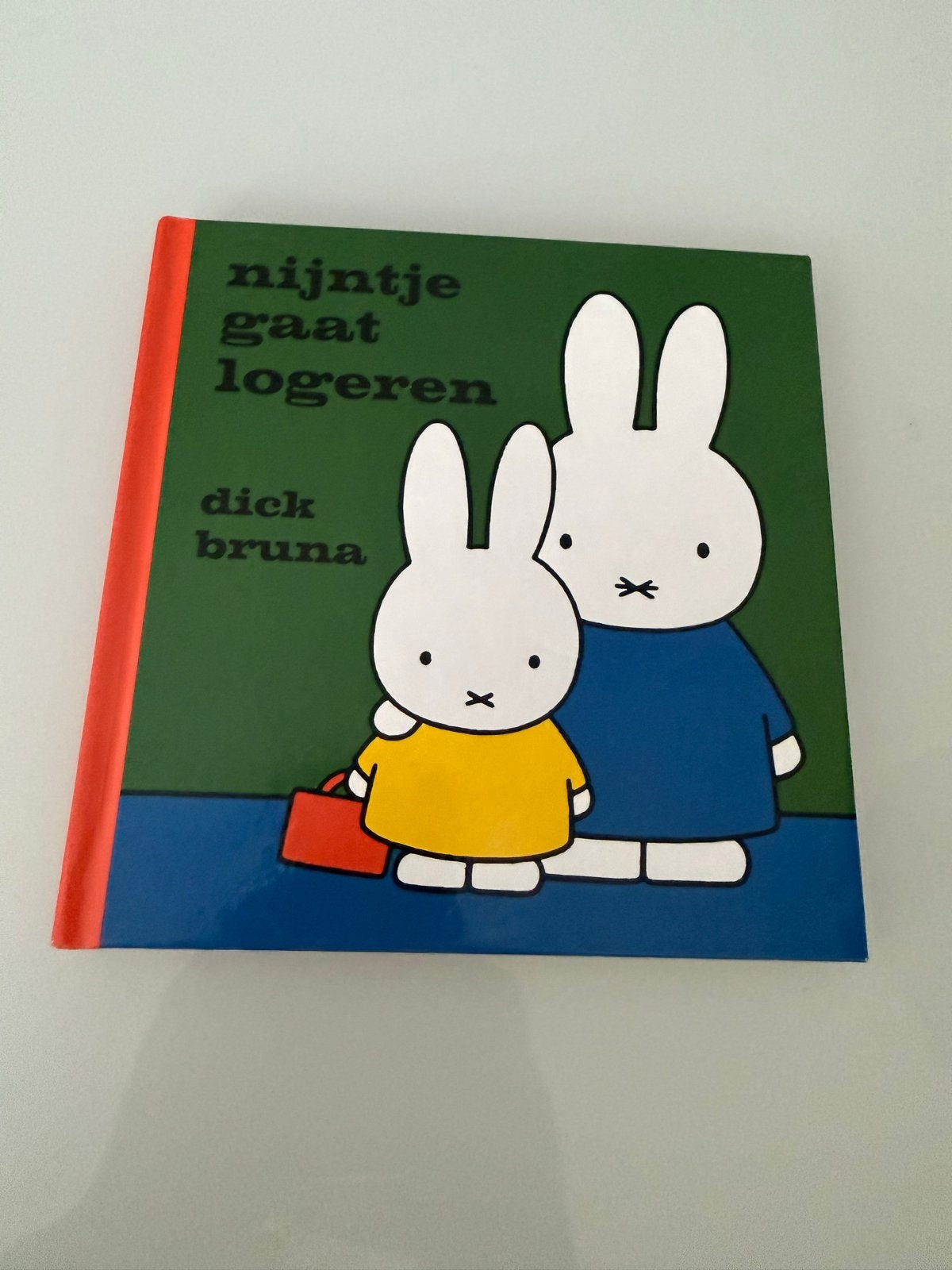 Nijntje gaat logeren - Dick Bruna - Zo goed als nieuw, Fictie algemeen, Jongen of Meisje, Ophalen of Verzenden, Zo goed als nieuw