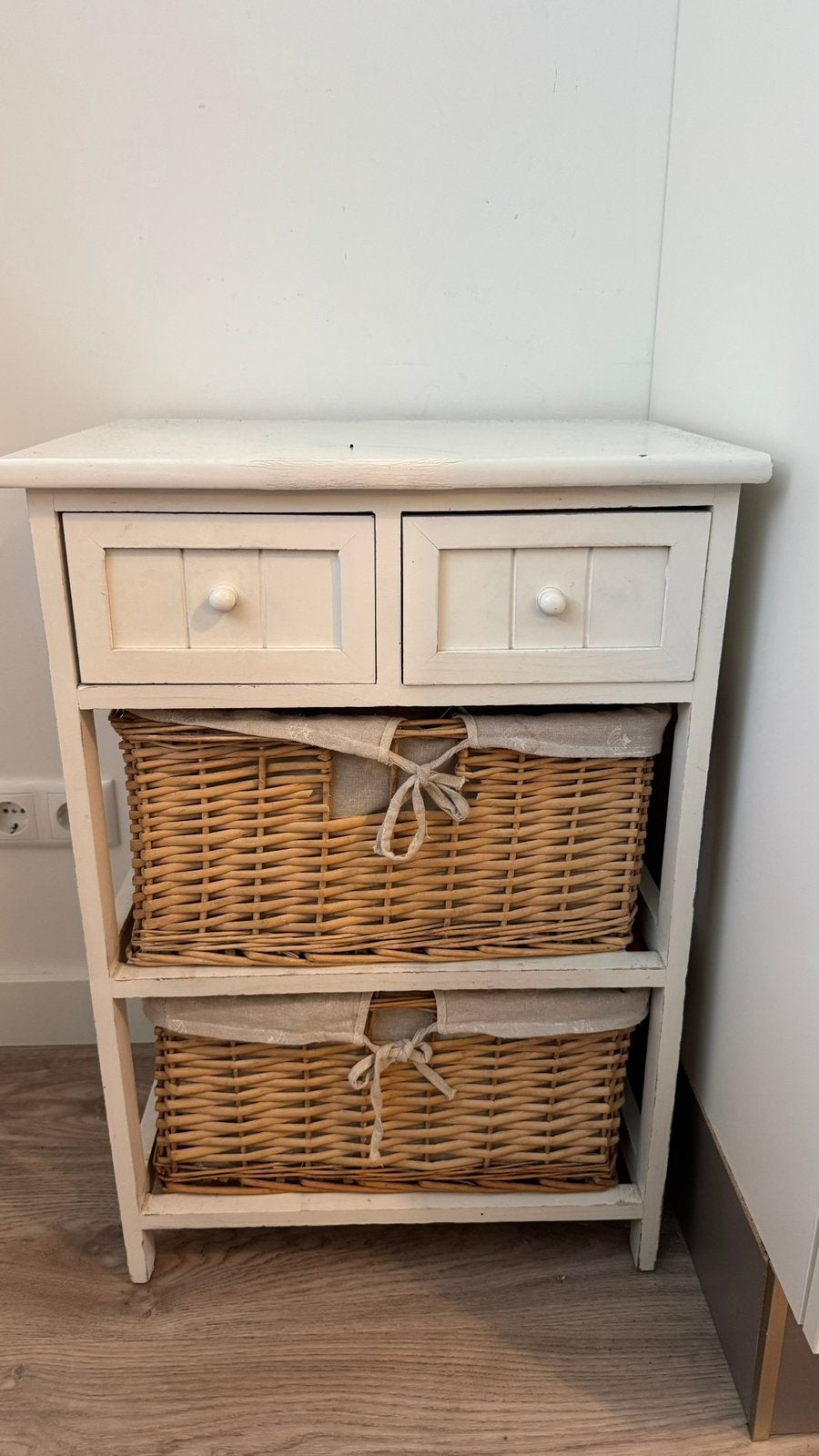 Wit houten kastje met rieten manden, Ophalen, Gebruikt