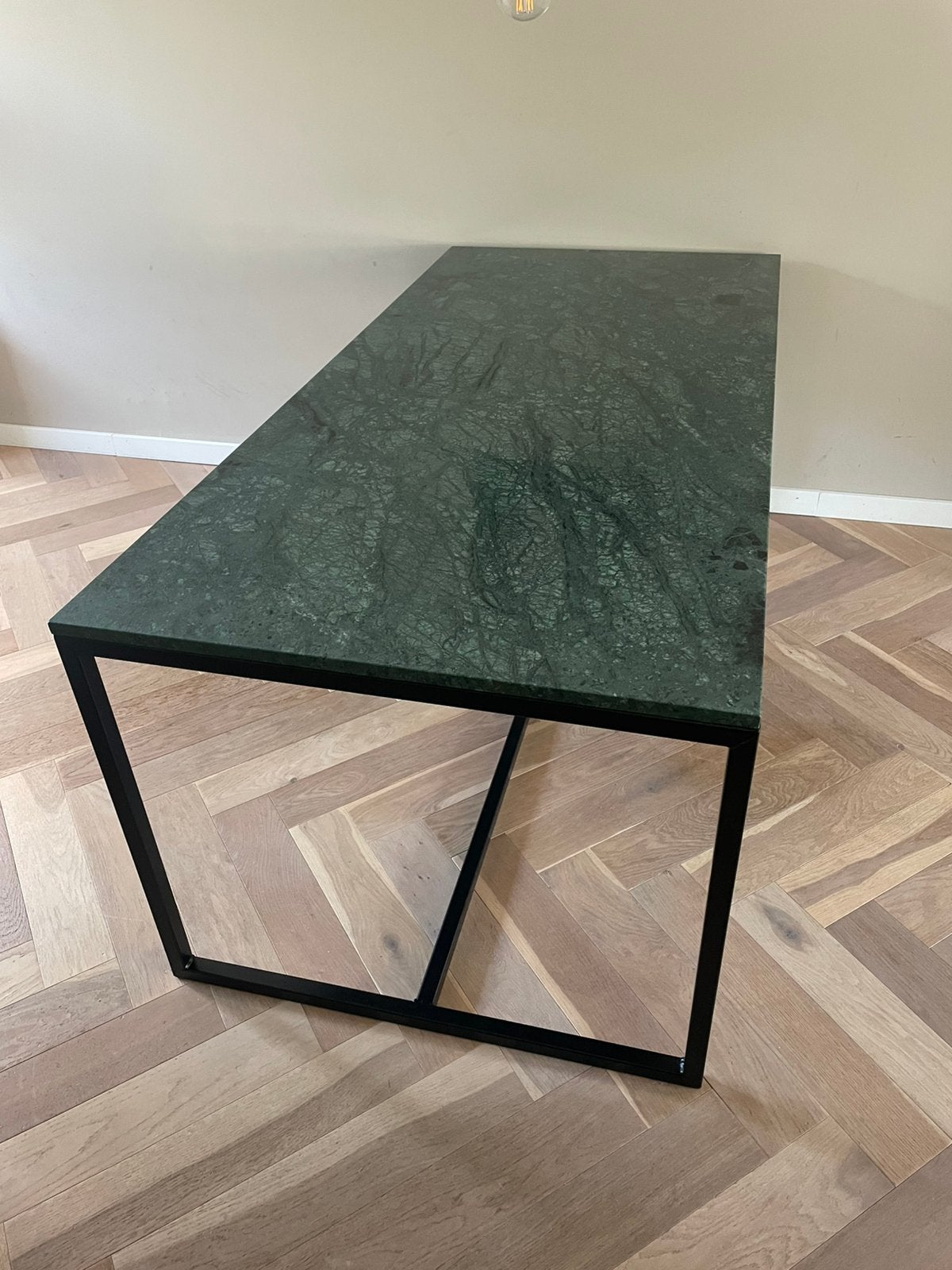 Groen marmeren eettafel met zwart stalen onderstel, Ophalen, Overige materialen, 50 tot 100 cm, Zo goed als nieuw