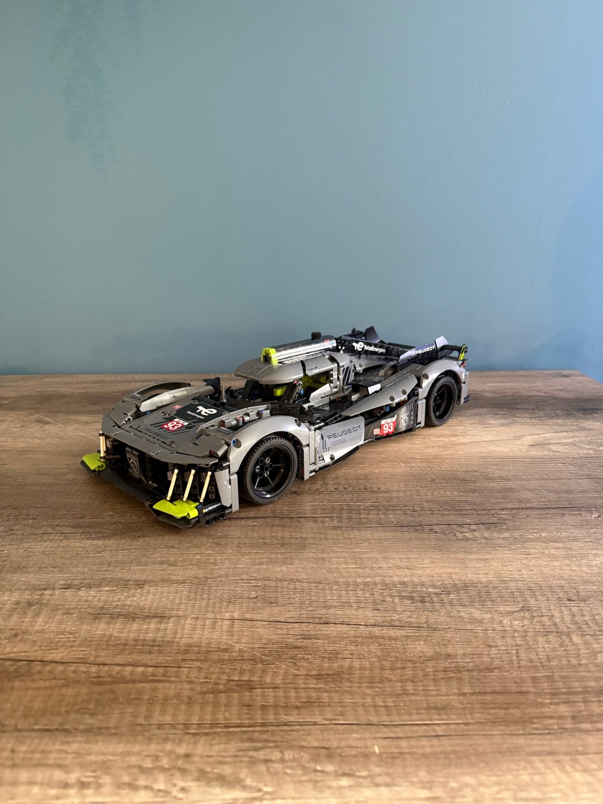 Foto 3 van LEGO Technic Peugeot 9X8 24H Le Mans Hybrid Hypercar