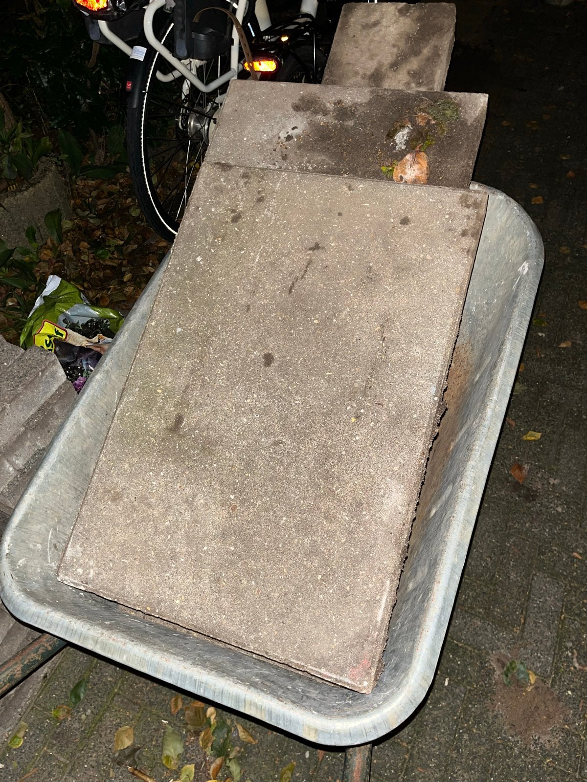 7 gebruikte betontegels 60x40 voor tuin of pad, Ophalen, Gebruikt, Minder dan 5 m², Beton