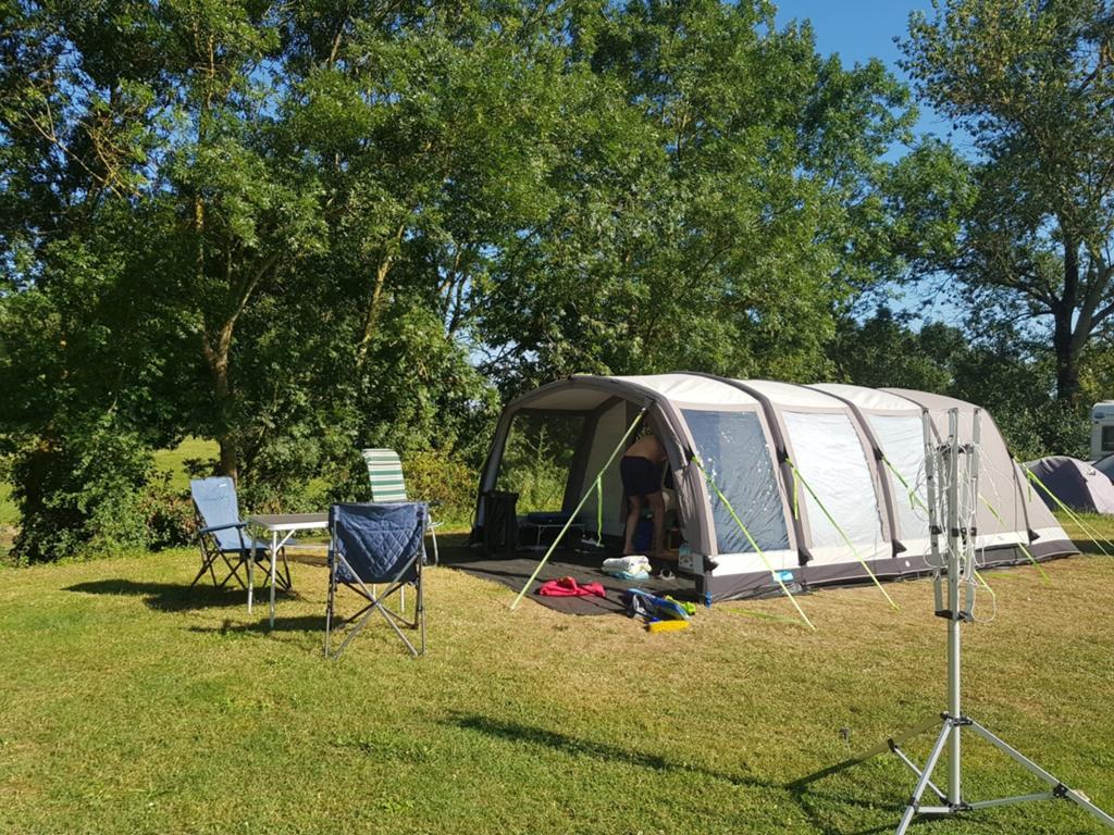 Te koop: Opblaasbare Kampa Hayling Air 6 PRO familietent, Caravans en Kamperen, Ophalen, Zo goed als nieuw, Tot en met 6