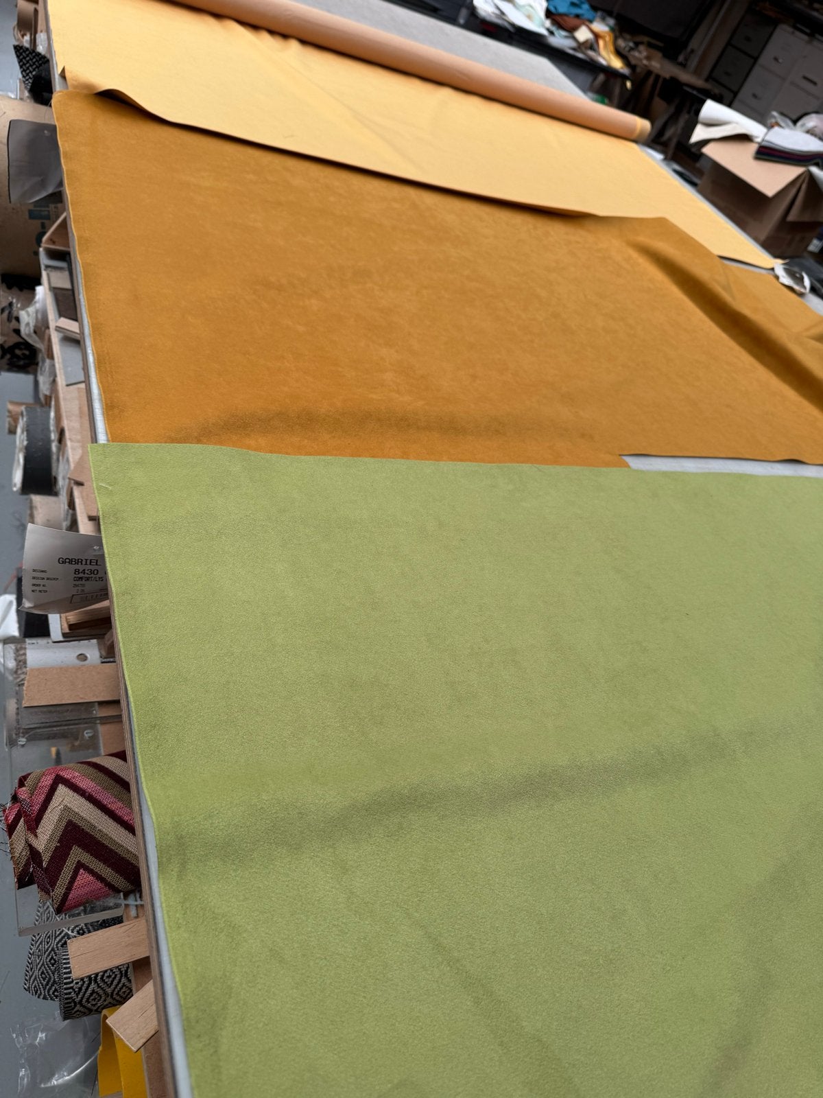 3 coupons  suede Gabriel Comfort stof: geel, okergeel, groen, Overige materialen, Gebruikt, 120 cm of meer, Geel