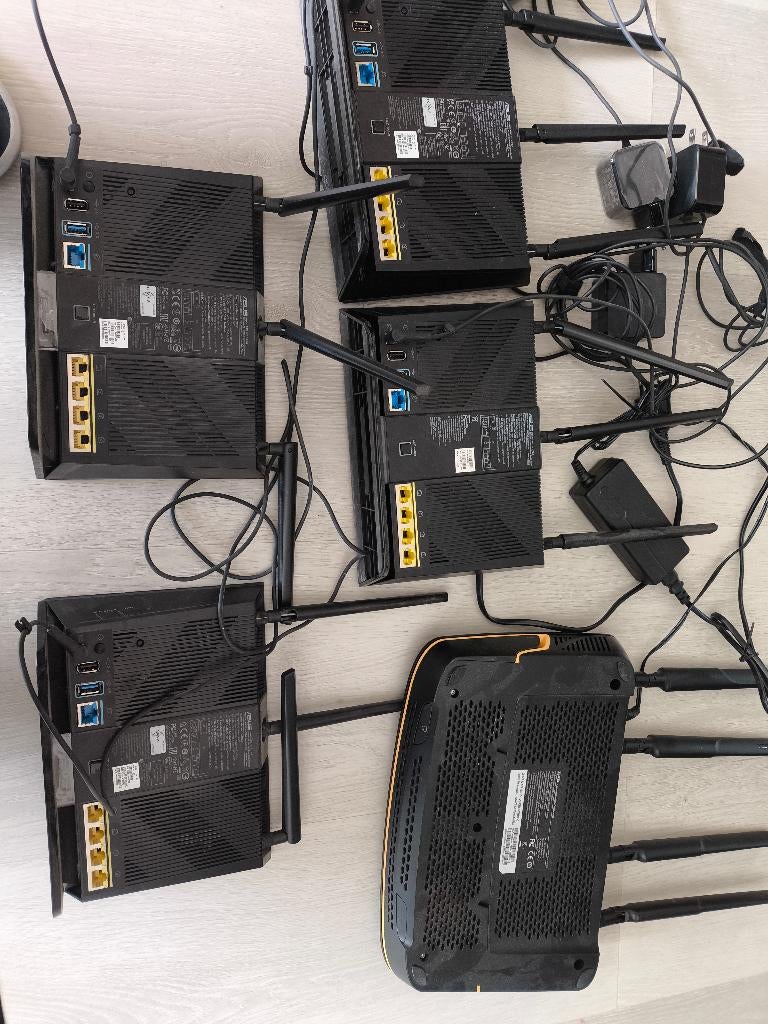 Routers : 4 x Asus RT-AC68U + 1 x RT-AC66U, Computers en Software, Routers en Modems, Ophalen of Verzenden, Gebruikt, Router met modem