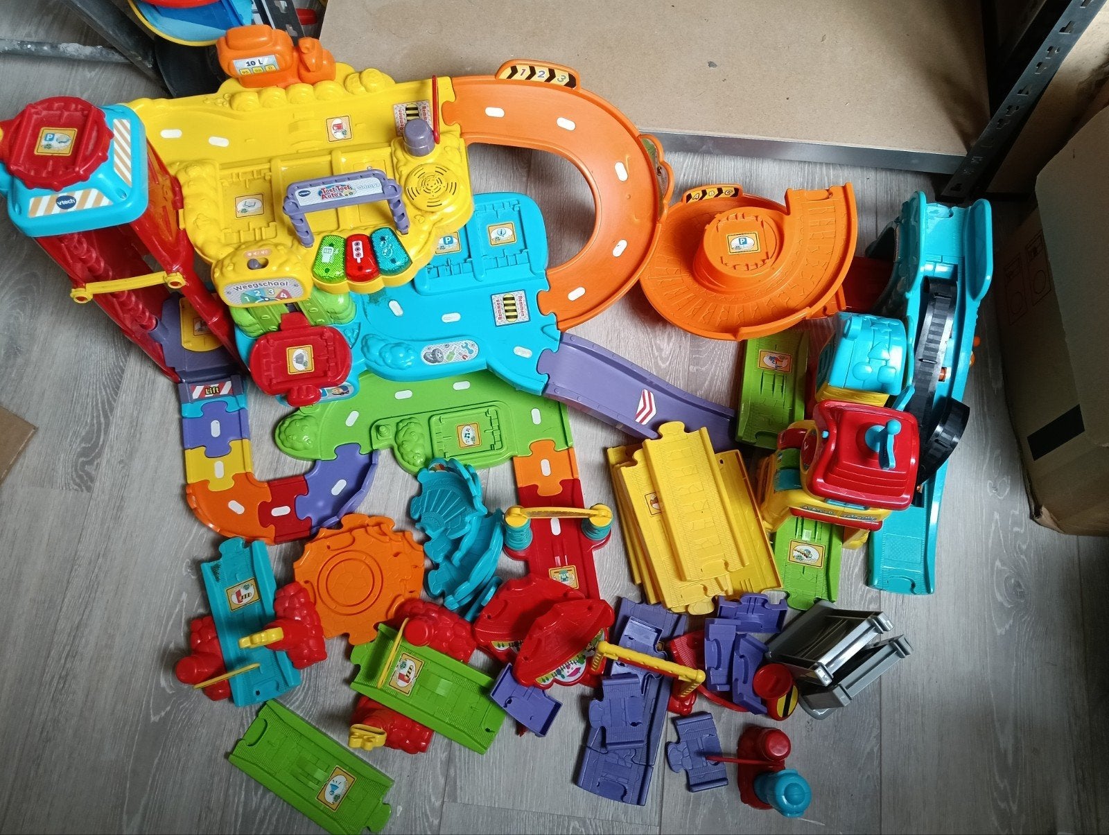 toet toet trein en autogarage baandelen, Kinderen en Baby's, Ophalen of Verzenden, Gebruikt, 2 tot 4 jaar