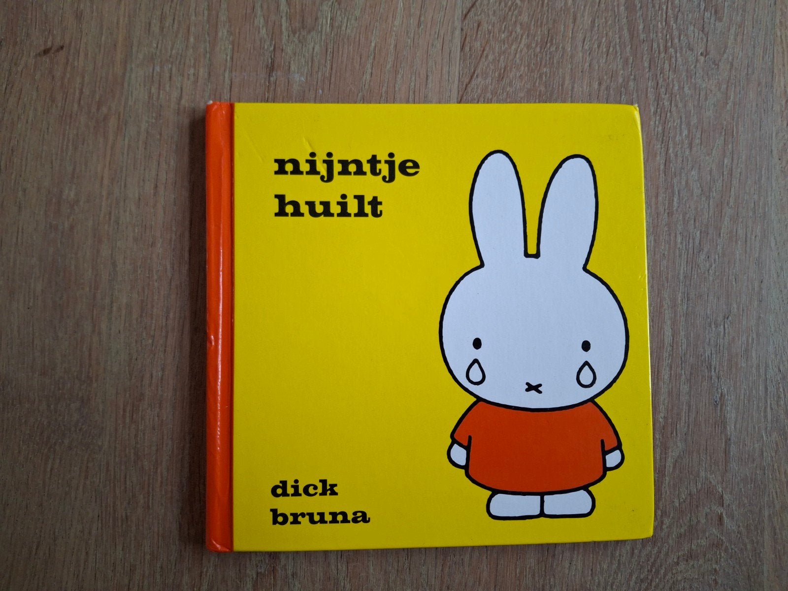 Nijntje huilt - Dick Bruna (met gebruikssporen), Boeken, Kinderboeken | Kleuters, Gelezen, Fictie algemeen, Jongen of Meisje, Ophalen of Verzenden