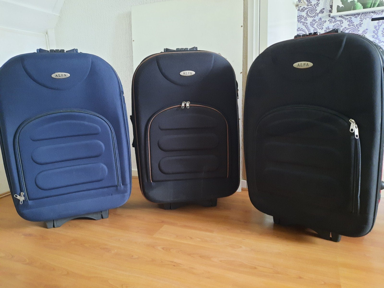 3 middelgrote Alfa koffers met wieltjes, Ophalen, Gebruikt, 20 tot 30 cm, Blauw