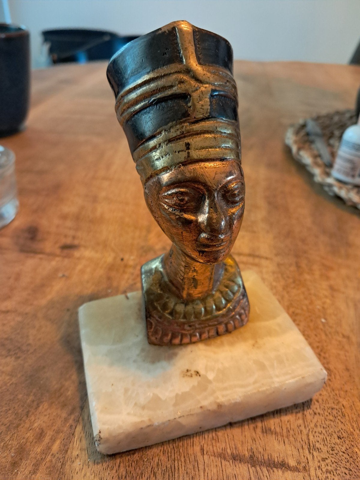 buste nefertiti op albasten?/marmeren? voet, Antiek en Kunst, Ophalen of Verzenden