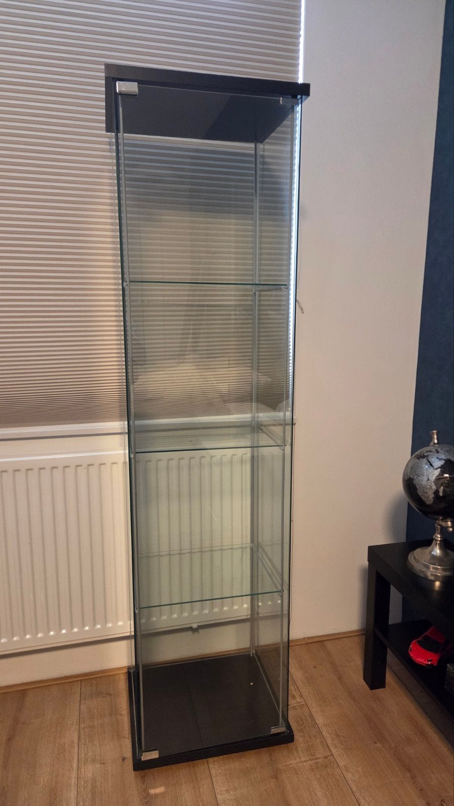 Glazen Vitrinekast ikea Detolf, Met plank(en), Minder dan 50 cm, Ophalen of Verzenden, Zo goed als nieuw