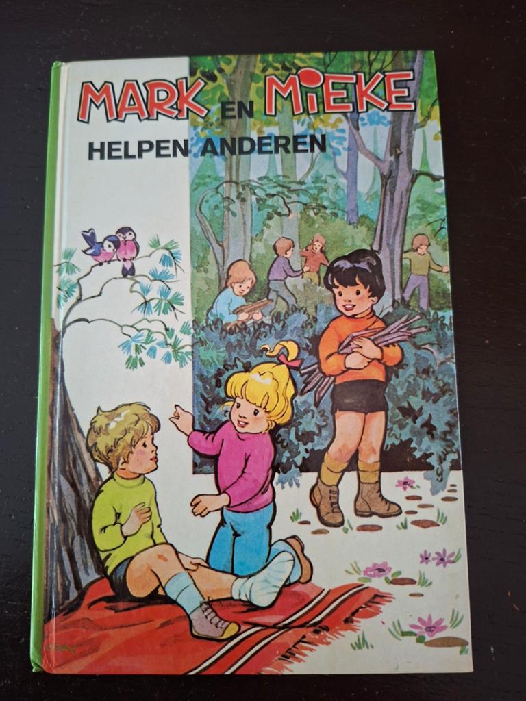 Mark en Mieke Helpen Anderen - Vintage Kinderboek, Boeken, Ophalen of Verzenden, Gelezen, Onbekend, Fictie algemeen